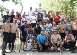 Los participantes posan en La Presa tras completar la prueba. :: A:G.