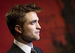 Robert Pattinson en la premier de 'Amanecer' :: THOMAS PETER / REUTERS