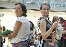 Un grupo de mujeres con sus hijos, durante el acto reivindicativo. :: Alfonso Durán/AGM