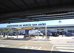 Foto: Fachada del aeropuerto de San Javier. :: A. Gil/AGM | Vídeo: Declaraciones de Valcárcel