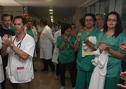 Médicos y enfermeros del Santa Lucía, esta mañana, durante la protesta. | P. Sánchez/ Vídeo: Sindicato de Profesionales de la Sanidad