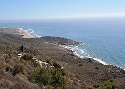 Las playas y calas de Calblanque, con punta Negrete al frente.