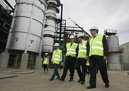 Ballesta, durante la visita a la factoría de lubricantes de SKSol. :: J. M. Rodríguez/AGM