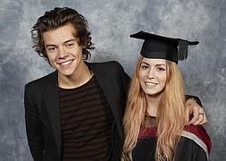 One Direction: La hermana de Harry Styles se gradúa