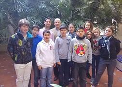 Los dos grupos del centro posan con su tutor y su director. :: MARISTAS