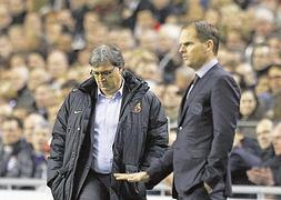 Martino golpea un balón en el área técnica del Amsterdam Arena. :: Michael Kooren/REUTERS