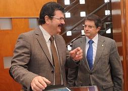 Guzmán charla con el alcalde de Lorca tras la presentación de la prueba. :: P. Alonso/AGM