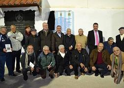 Veteranos posan ante la placa conmemorativa.::Ayto. Águilas