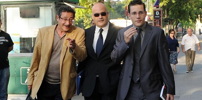 Peñalver, en el centro, con los dos letrados. | Israel Sánchez/AGM