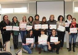 Las participantes al curso posan con sus diplomas.:: Ayto. Alhama de Murcia