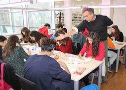Pedro Cano enseña a los escolares a pintar.:: Ayto. Mazarrón