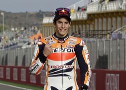 Marc Márquez posa con su Honda como campeón del mundo. :: REUTERS