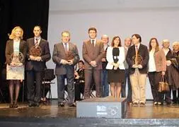 Los galardonados posan con los premios. :: Ayto. Alhama de Murcia