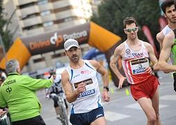 Benjamín Sánchez, a la derecha, junto a García Bragado, en un momento de la prueba disputada ayer en la Gran Vía de Murcia. :: Javier Carrión/AGM