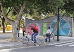 Ciclistas pasean por la zona del jardín del Malecón :: Vicente Vicens/AGM
