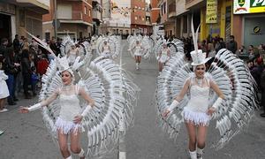 Un grupo de jóvenes baila durante el desfile del año pasado. :: LV