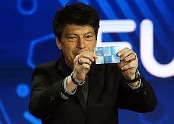 Dasaev muestra la papeleta de España. :: V. H. / AFP