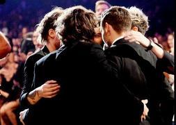 Miembros de One Direction unidos en los Brit Awards.::Twitter