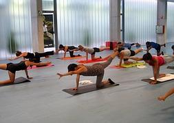 Un grupo de chicas realiza ejercicios de pilates. :: LV