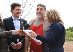 Antonio Navarro recibe la noticia de mano del alcalde. :: Ayto. Alhama de Murcia