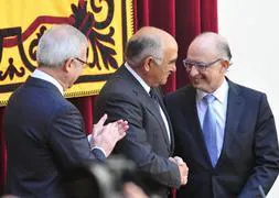 El ministro Montoro felicita a Garre bajo la atenta mirada del expresidente Valcárcel. :: V. Vicéns/AGM