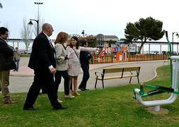 La alcaldesa vista las nuevas instalaciones del parque. :: Ayto. San Pedro del Pinatar