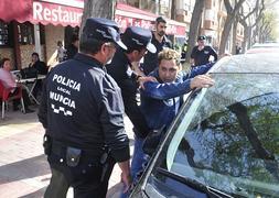 La Policia Local detiene al conductor que atropelló al joven. :: Vicente Vicéns/AGM