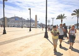 Turistas, paseando por la explanada del Puerto. :: A.G. / AGM
