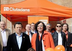 Trinidad Romero (Chaqueta naranja) junto al equipo de C's en la presentación de su programa en Murcia. ::  Alfonso Durán/AGM