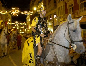 TRIUNFAL. El general carthaginés desfila a caballo por la Puerta de Murcia. / A. G. / AGM