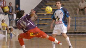 SINCERO. Jordi Gay eleva el balón por encima de Fernando, en el partido del miércoles ante el Guadalajara. / ANTONIO GIL / AGM