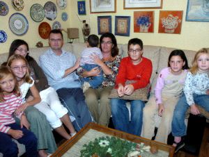 AL COMPLETO. Rafael, Lucía, sus seis hijos y el pequeño de 14 meses que tienen acogido. /V. VICENS/AGM