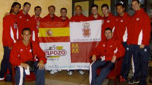 CAMPEONES. La plantilla de ElPozo que ha ganado el grupo de Chorzów posa con la bandera española y de la Región. / J. OTÓN