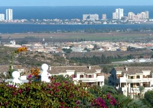 EN ZONA VIRGEN. Vista parcial del Mar Menor con La Manga al fondo. Los terrenos de Novo Carthago están a la izquierda de la franja sin urbanizar, próximos a El Algar. / JOSÉ M. RODRÍGUEZ / AGM