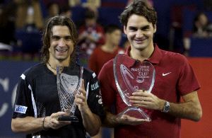 EN 1H37'. David Ferrer y Roger Federer, ayer con sus trofeos tras la final. / EFE