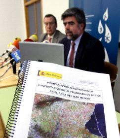 PROPUESTA. El secretario general para la Biodiversidad y el director de Costas, ayer durante la rueda de prensa. / Foto: V. VICÉNS/ Video:CANAL 6