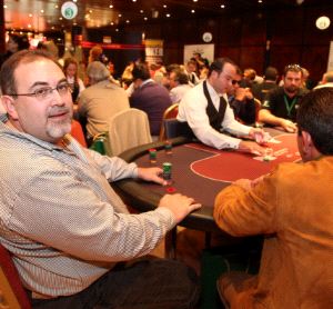 CONCENTRACIÓN. Julio Díaz en un momento de la partida en el Gran Casino Rincón de Pepe. / M. BUESO