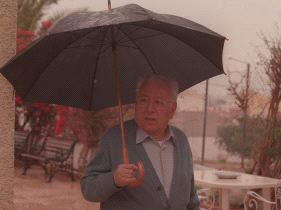 PASEO. Muñoz Barberán, bajo la lluvia en mayo de 2000. / JUAN LEAL