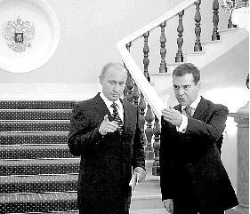 KREMLIN. Putin y Medvédev en un acto./ AP