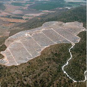 EXTENSIÓN. Imagen aérea del parque solar de Hoya de los Vicentes, en Jumilla. / LA VERDAD