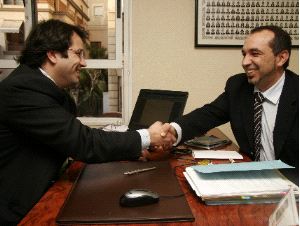 TRIUNFO. Eusebio Torres Bernal estrecha la mano a su cliente, José Manuel García Bellido. / P. ALHAMA