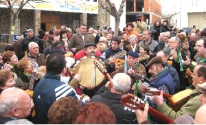 ALGARABÍA. Con guitarras y bandurrias, por las calles de Barranda. / JUAN F. ROBLES