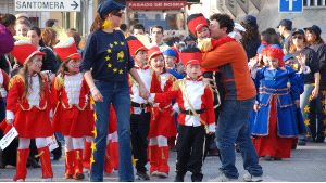 CELEBRACIÓN. Los alumnos del colegio Antonio Nebrija vestidos con los trajes folclóricos de la unión Europea. /MUÑOZ/AGM
