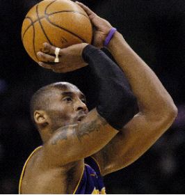 NO QUIERE QUIRÓFANO. Kobe Bryant lanza un tiro libre. / AP