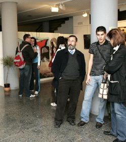 EL AUTOR. Fabio Martín (c) explicando la muestra. / S. M. / AGM