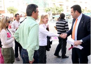 AL ALCALDE DE TOTANA. Rosa Díez da la mano a Martínez Andreo, ayer en Murcia. / V.VICENS/AGM