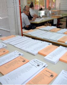 OPCIONES. Mesa con papeletas, en las pasadas elecciones regionales. / N. GARCÍA/AGM
