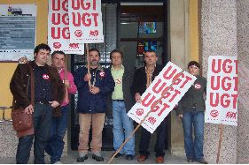 PROTESTA. Los delegados de UGT, ayer, en el Ayuntamiento. / UGT