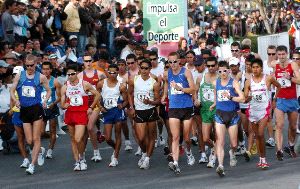 CHIHUAHUA.  Los participantes en los 20 kilómetros marcha. Molina aparece el segundo por la izquierda con el número seis. /EFE