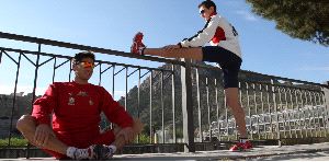 DOS ATLETAS EN EL PUENTE DE HIERRO. Juanma Molina, sentado, y Benjamín Sánchez realizan estiramientos ayer, antes del entrenamiento         habitual en Cieza. / MARTÍNEZ BUESO